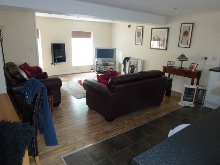 Images for Carmarthen, Carmarthenshire EAID:swift BID:0004-7720-8cbe-d305