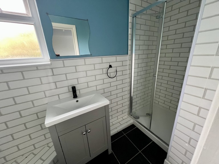 Images for Carmarthen EAID:swift BID:0004-7720-8cbe-d305