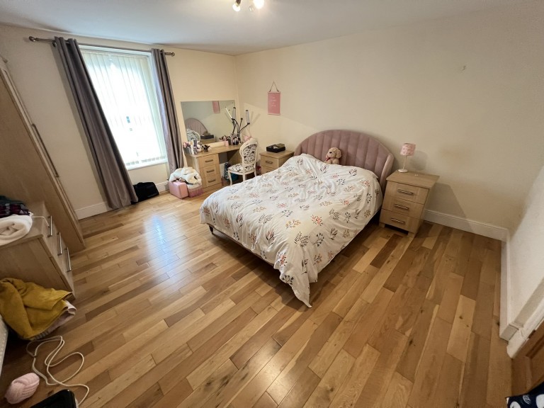 Images for Carmarthen, Carmarthenshire EAID:swift BID:0004-7720-8cbe-d305