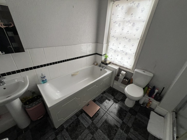 Images for Carmarthen, Carmarthenshire EAID:swift BID:0004-7720-8cbe-d305