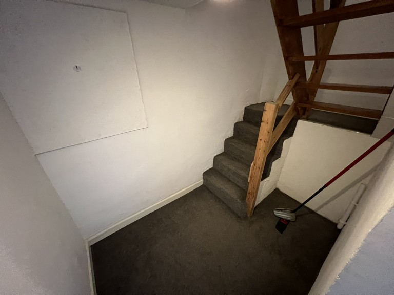 Images for Carmarthen, Carmarthenshire EAID:swift BID:0004-7720-8cbe-d305