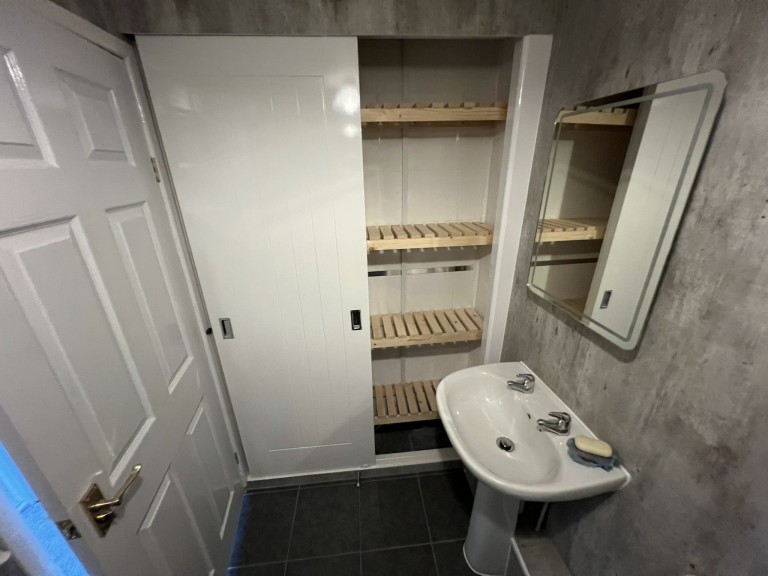 Images for Carmarthen, Carmarthenshire EAID:swift BID:0004-7720-8cbe-d305