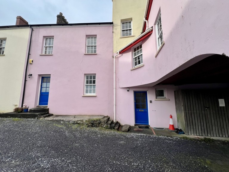 Images for Carmarthen EAID:swift BID:0004-7720-8cbe-d305