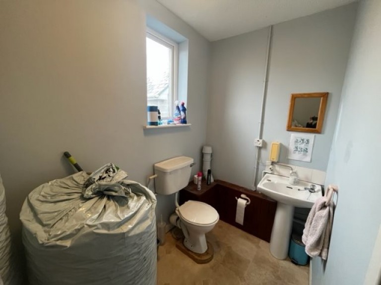 Images for Carmarthen EAID:swift BID:0004-7720-8cbe-d305