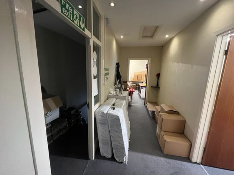 Images for Carmarthen EAID:swift BID:0004-7720-8cbe-d305