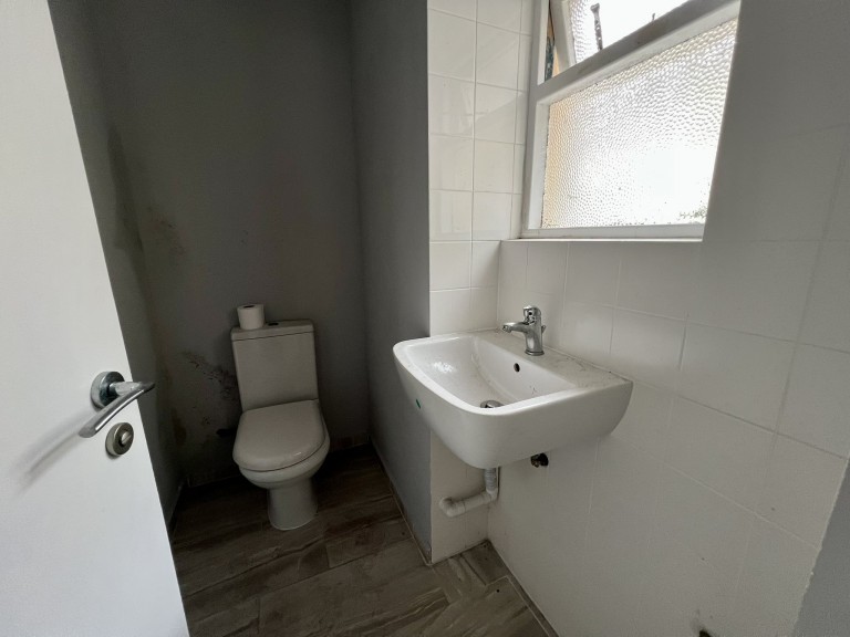 Images for Carmarthen, Carmarthenshire EAID:swift BID:0004-7720-8cbe-d305