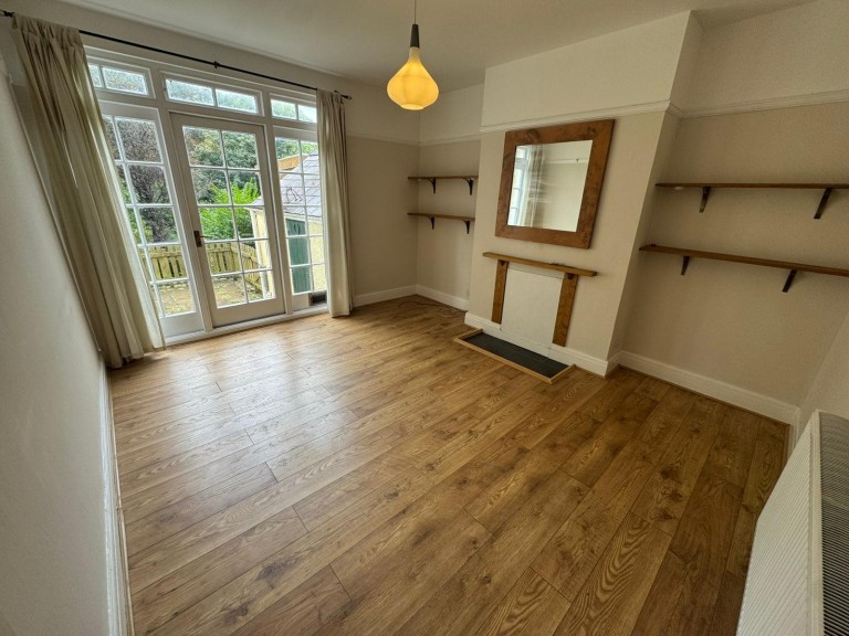 Images for Carmarthen EAID:swift BID:0004-7720-8cbe-d305