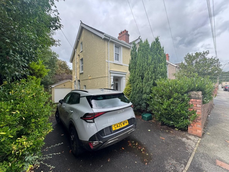 Images for Carmarthen EAID:swift BID:0004-7720-8cbe-d305