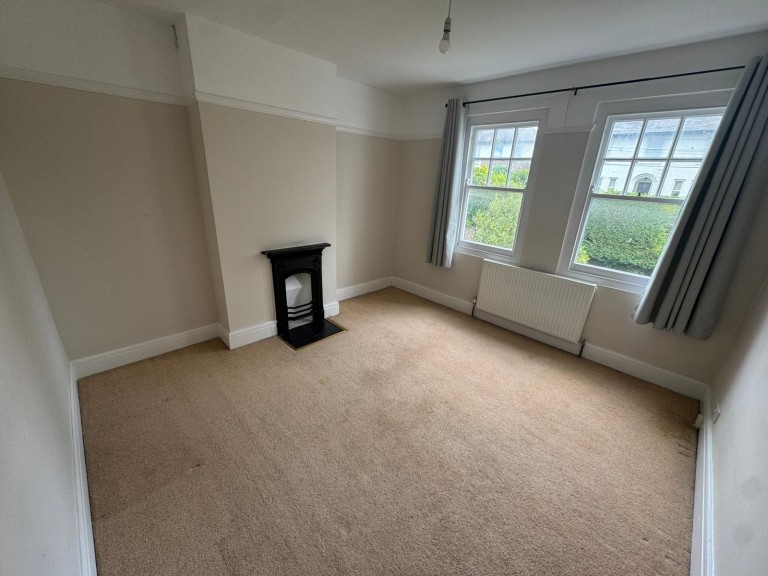Images for Carmarthen EAID:swift BID:0004-7720-8cbe-d305