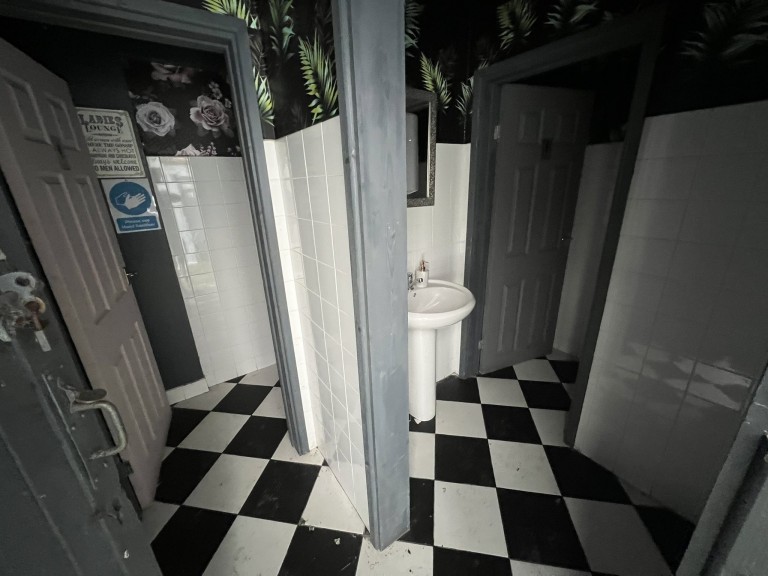 Images for Carmarthen, Carmarthenshire EAID:swift BID:0004-7720-8cbe-d305