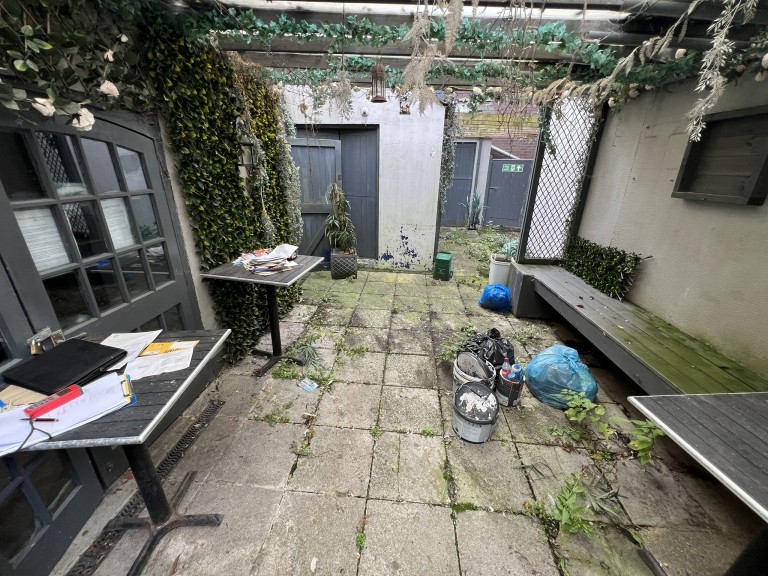 Images for Carmarthen, Carmarthenshire EAID:swift BID:0004-7720-8cbe-d305