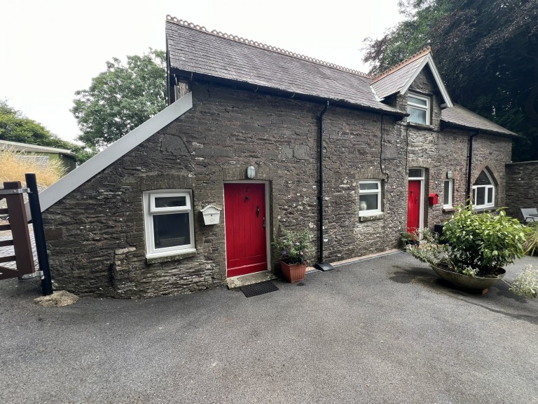 Images for Kidwelly, Carmarthenshire, Llandyfaelog EAID:swift BID:0004-7720-8cbe-d305