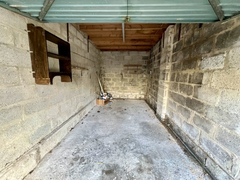 Images for Carmarthen, Carmarthenshire EAID:swift BID:0004-7720-8cbe-d305