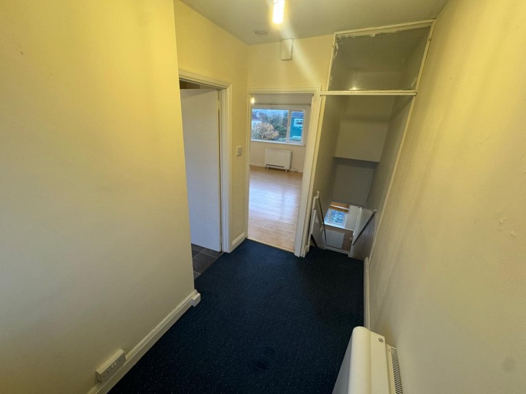 Images for Carmarthen EAID:swift BID:0004-7720-8cbe-d305