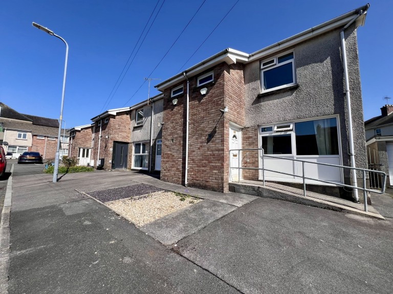 Images for Carmarthen, Carmarthenshire EAID:swift BID:0004-7720-8cbe-d305