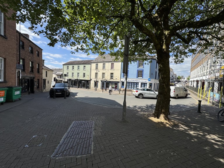 Images for Carmarthen, Carmarthenshire EAID:swift BID:0004-7720-8cbe-d305