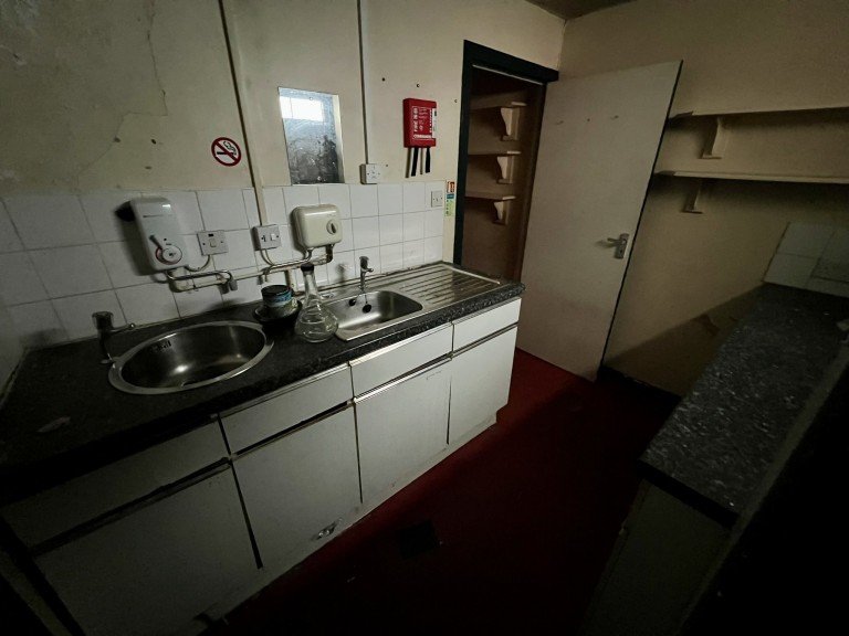 Images for Carmarthen, Carmarthenshire EAID:swift BID:0004-7720-8cbe-d305