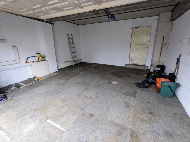 Images for Carmarthen, Carmarthenshire EAID:swift BID:0004-7720-8cbe-d305