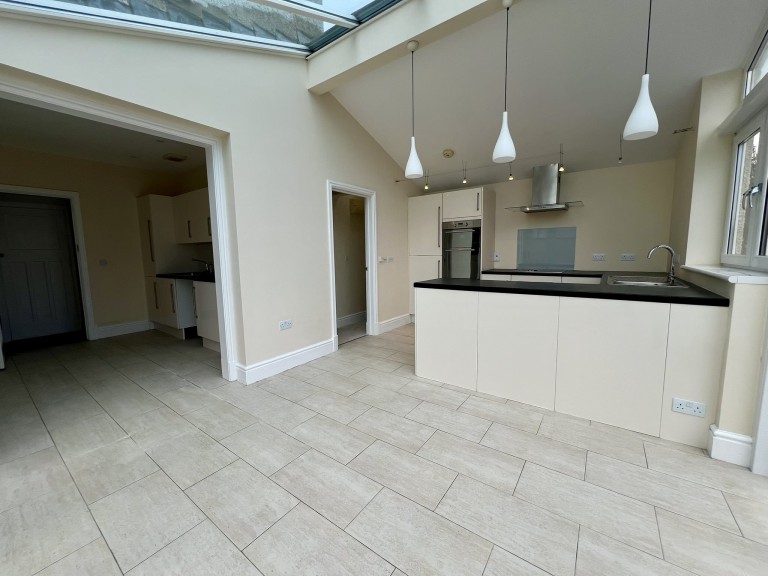 Images for Carmarthen, Carmarthenshire EAID:swift BID:0004-7720-8cbe-d305