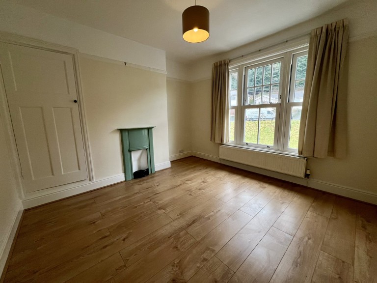 Images for Carmarthen, Carmarthenshire EAID:swift BID:0004-7720-8cbe-d305