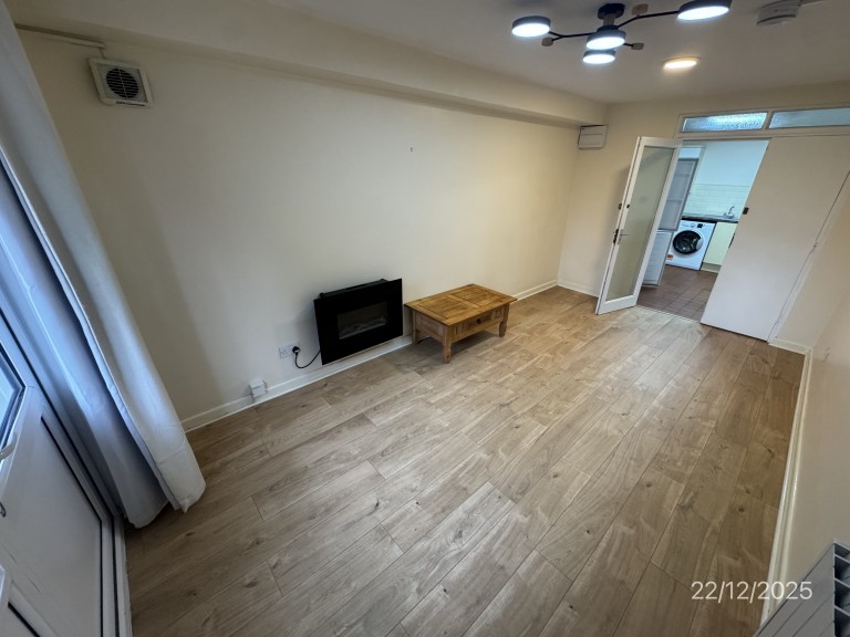 Images for Carmarthen, Carmarthenshire EAID:swift BID:0004-7720-8cbe-d305