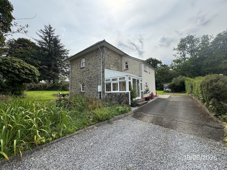 Images for Carmarthenshire EAID:swift BID:0004-7720-8cbe-d305