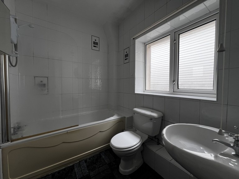 Images for Carmarthen EAID:swift BID:0004-7720-8cbe-d305