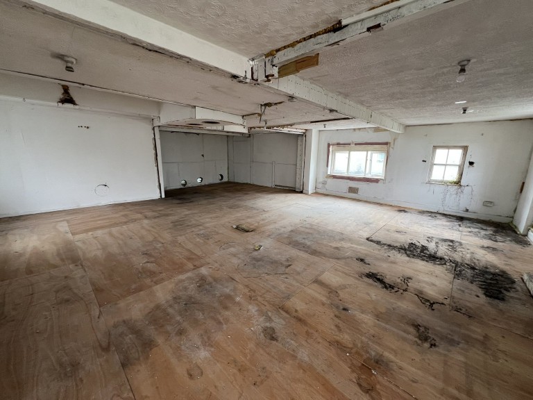 Images for Carmarthen EAID:swift BID:0004-7720-8cbe-d305