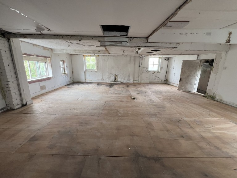 Images for Carmarthen EAID:swift BID:0004-7720-8cbe-d305