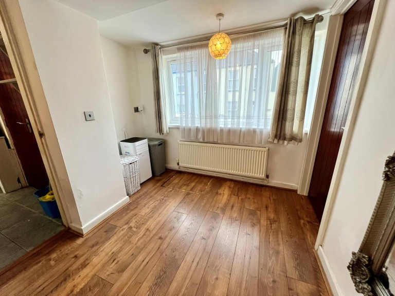 Images for Carmarthen, Carmarthenshire EAID:swift BID:0004-7720-8cbe-d305