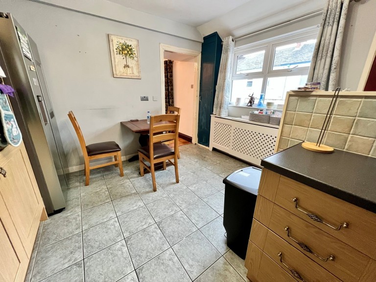 Images for Carmarthen, Carmarthenshire EAID:swift BID:0004-7720-8cbe-d305