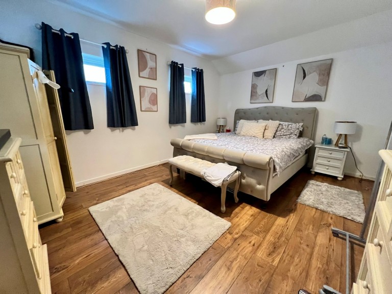Images for Carmarthen, Carmarthenshire EAID:swift BID:0004-7720-8cbe-d305