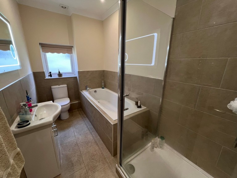 Images for Carmarthen, Carmarthenshire EAID:swift BID:0004-7720-8cbe-d305