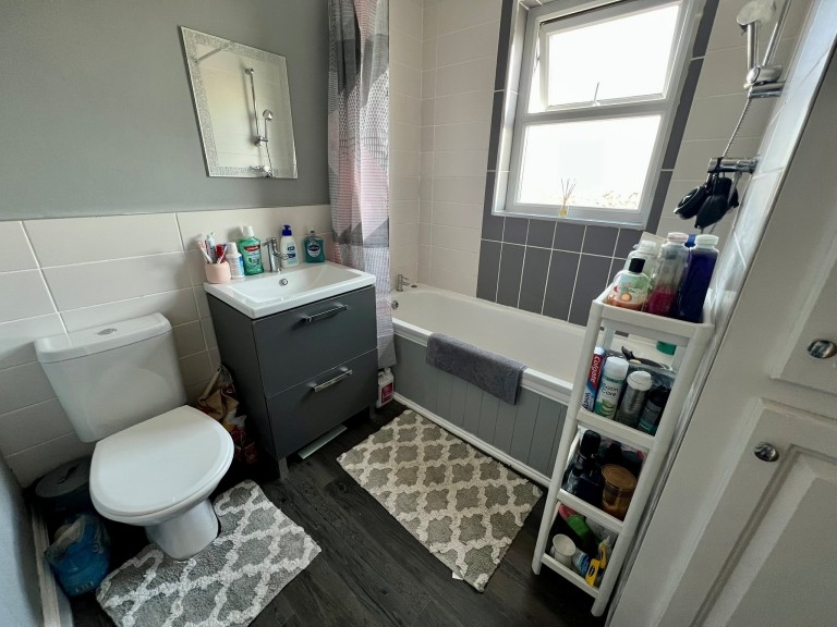 Images for Carmarthen, Carmarthenshire EAID:swift BID:0004-7720-8cbe-d305