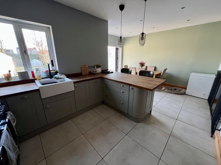 Images for Carmarthen, Carmarthenshire EAID:swift BID:0004-7720-8cbe-d305