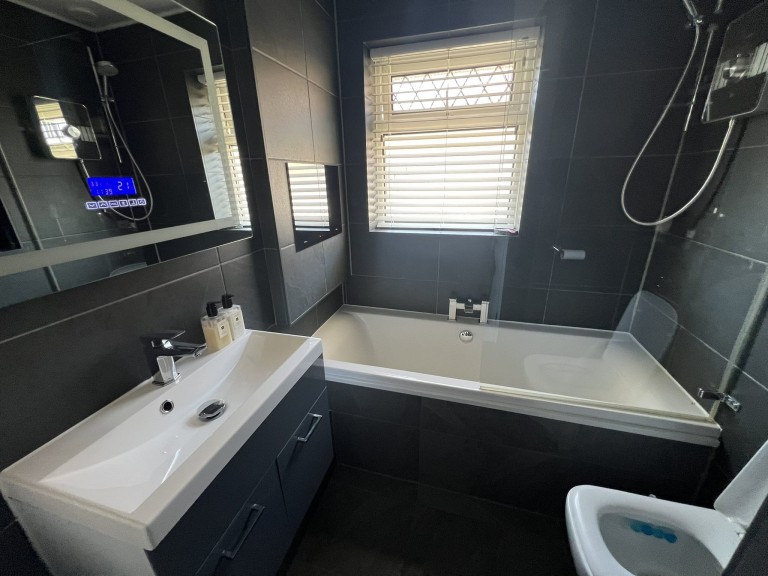 Images for Carmarthen, Carmarthenshire EAID:swift BID:0004-7720-8cbe-d305