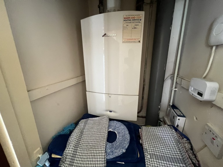 Images for Carmarthen, Carmarthenshire EAID:swift BID:0004-7720-8cbe-d305