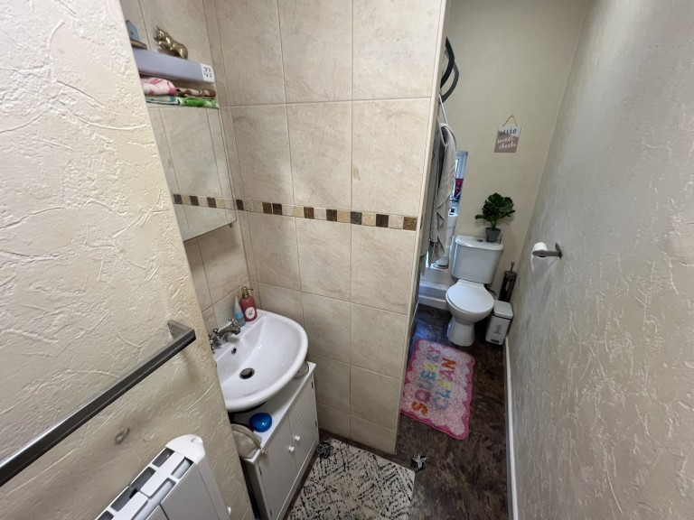 Images for Carmarthen, Carmarthenshire EAID:swift BID:0004-7720-8cbe-d305