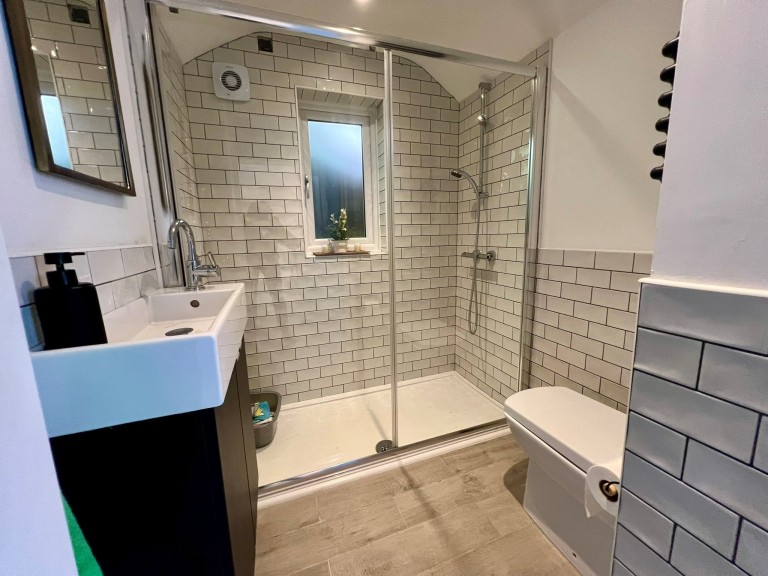 Images for Carmarthen, Carmarthenshire EAID:swift BID:0004-7720-8cbe-d305