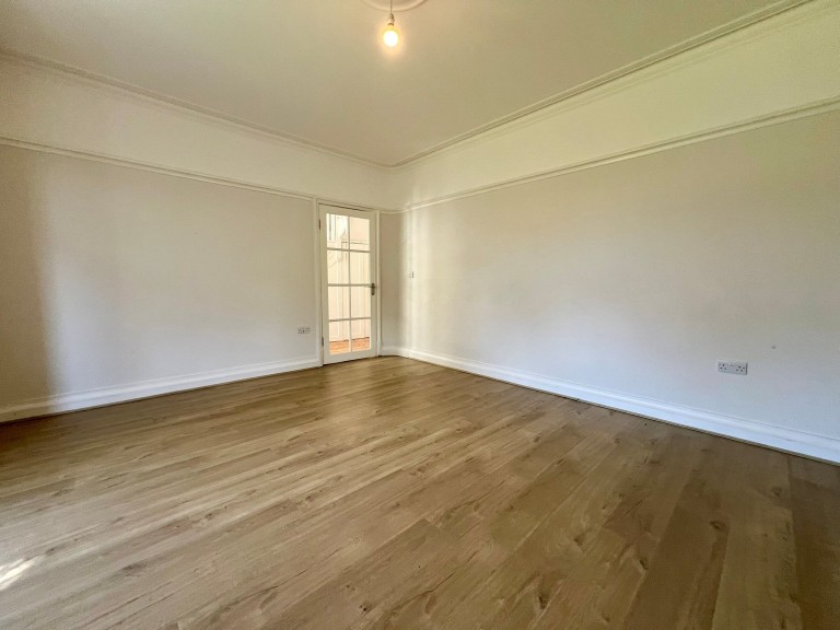 Images for Carmarthen, Carmarthenshire EAID:swift BID:0004-7720-8cbe-d305