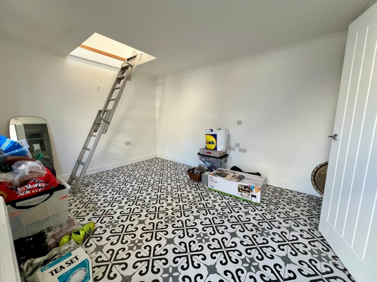 Images for Carmarthen, Carmarthenshire EAID:swift BID:0004-7720-8cbe-d305