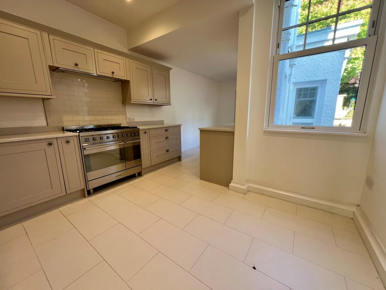 Images for Carmarthen, Carmarthenshire EAID:swift BID:0004-7720-8cbe-d305