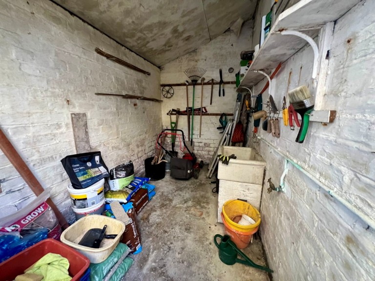 Images for Carmarthen, Carmarthenshire EAID:swift BID:0004-7720-8cbe-d305