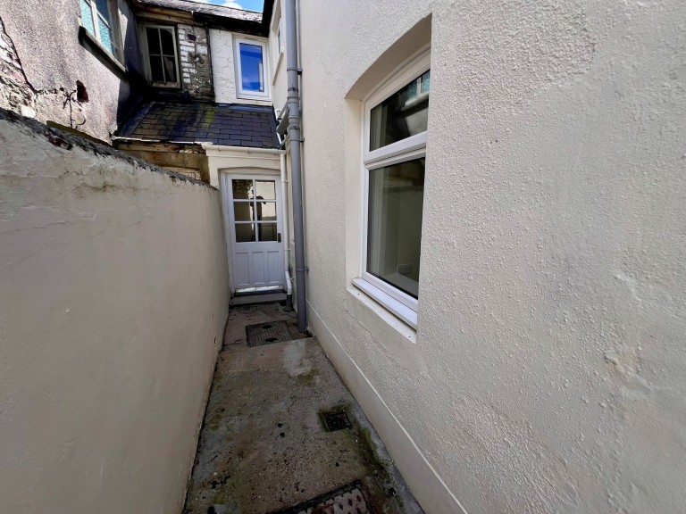 Images for Carmarthen EAID:swift BID:0004-7720-8cbe-d305