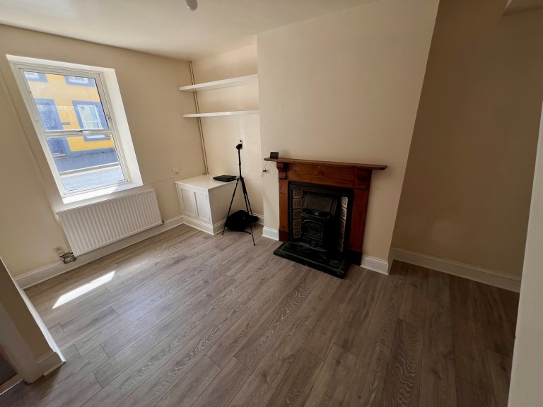 Images for Carmarthen EAID:swift BID:0004-7720-8cbe-d305