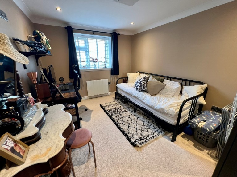 Images for Carmarthen EAID:swift BID:0004-7720-8cbe-d305