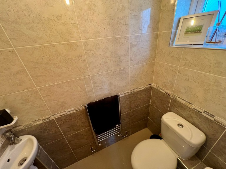 Images for Carmarthen EAID:swift BID:0004-7720-8cbe-d305