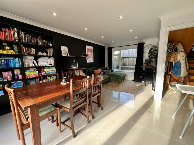 Images for Carmarthen EAID:swift BID:0004-7720-8cbe-d305