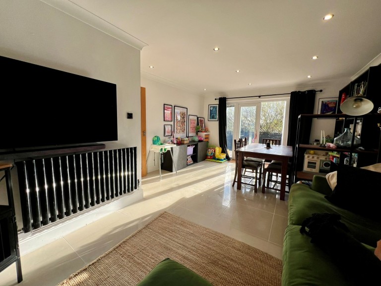 Images for Carmarthen EAID:swift BID:0004-7720-8cbe-d305