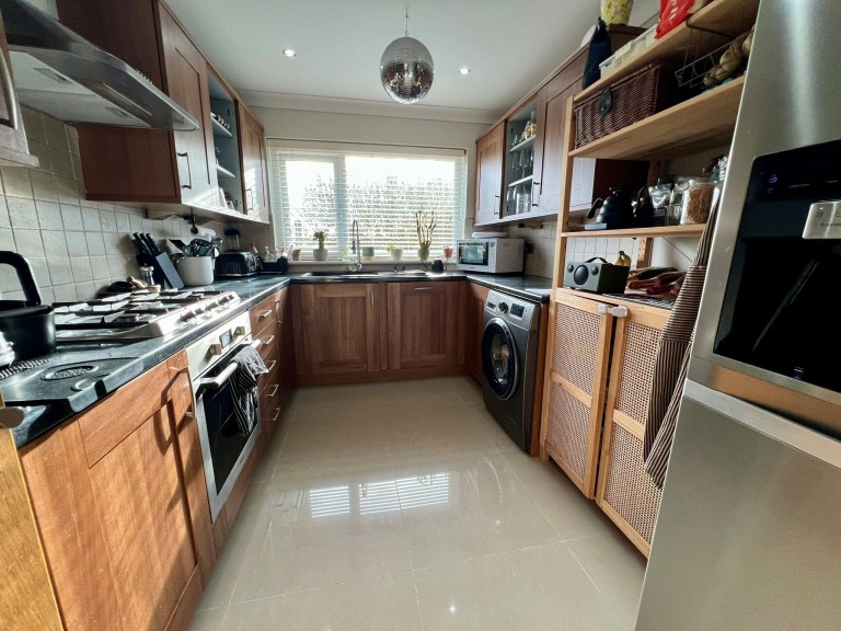 Images for Carmarthen EAID:swift BID:0004-7720-8cbe-d305